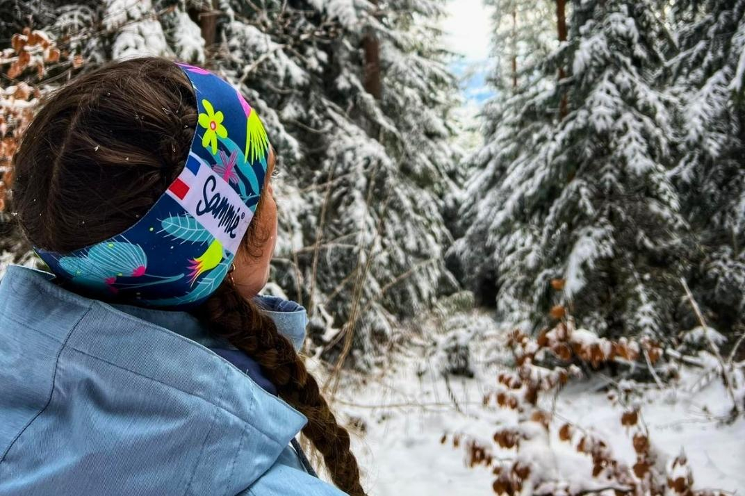 Une femme à la neige avec le bandeau