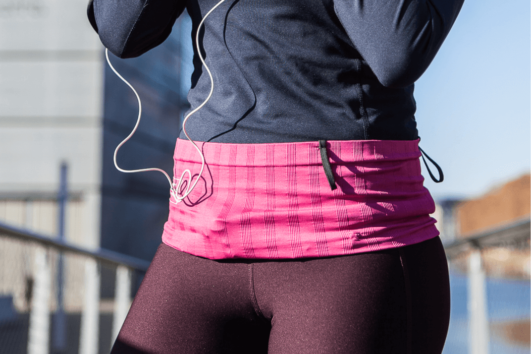 Une joggeuse portant la ceinture Running Sammie® Mini à l'occasion d'un run en centre ville