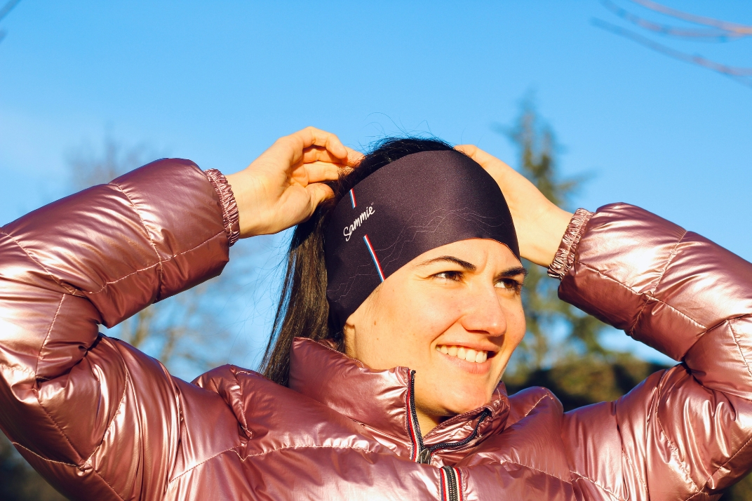 Une femme avec le bandeau running