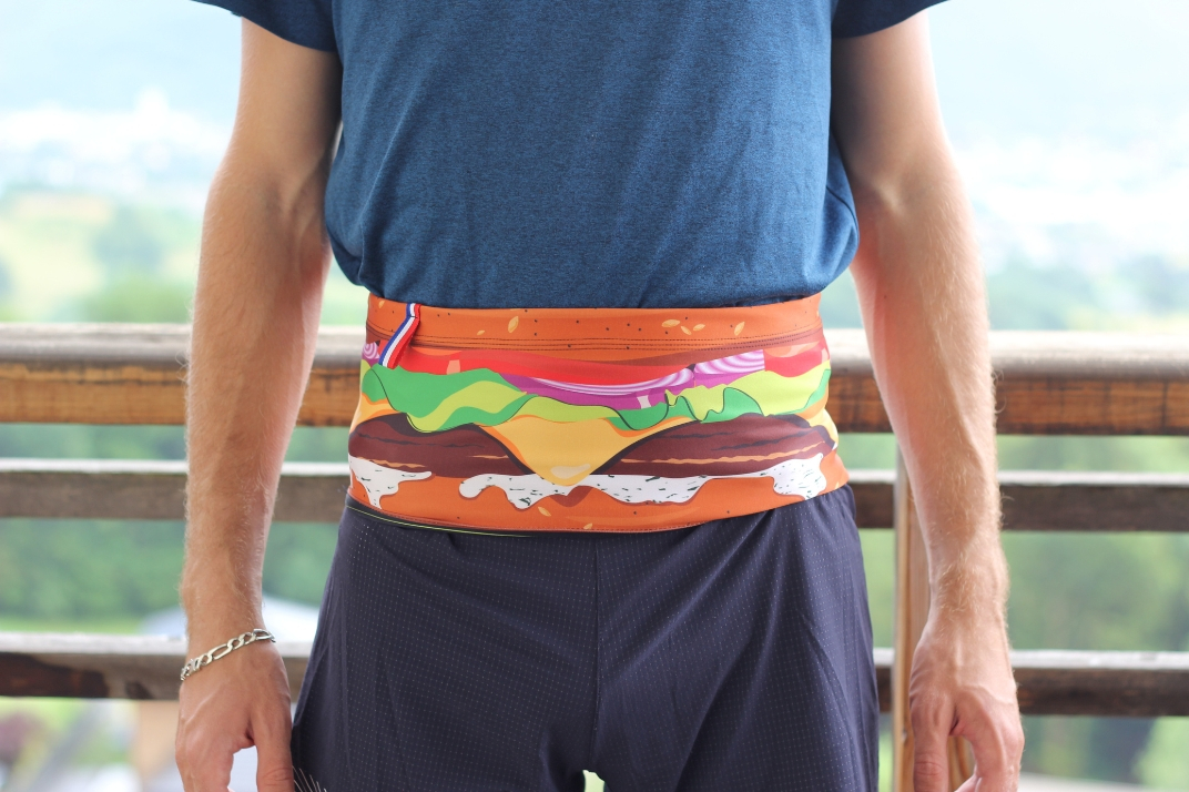 Homme en tenue de course avec la ceinture de running d'hydratation burger