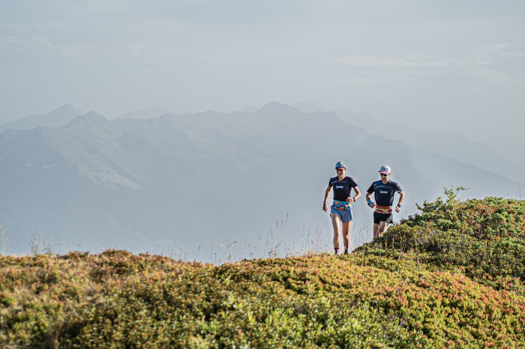 2 coureurs en montagne avec la ceinture d'hydratation