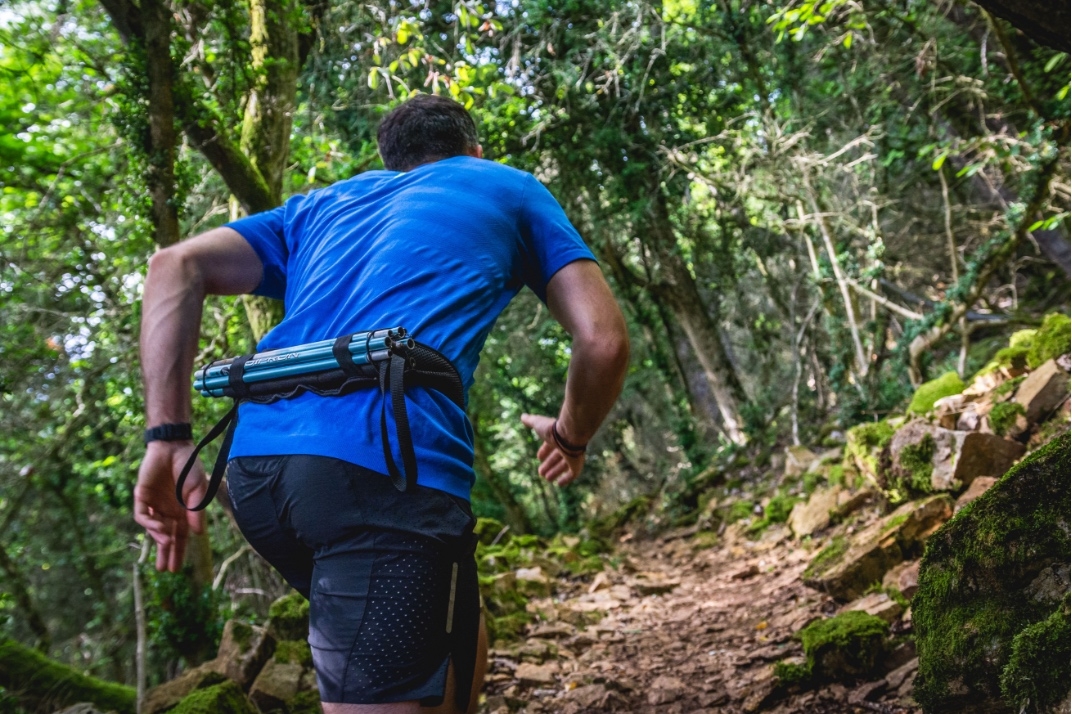 Un traileur porte la ceinture Sammie® Ultra lors d'un trail