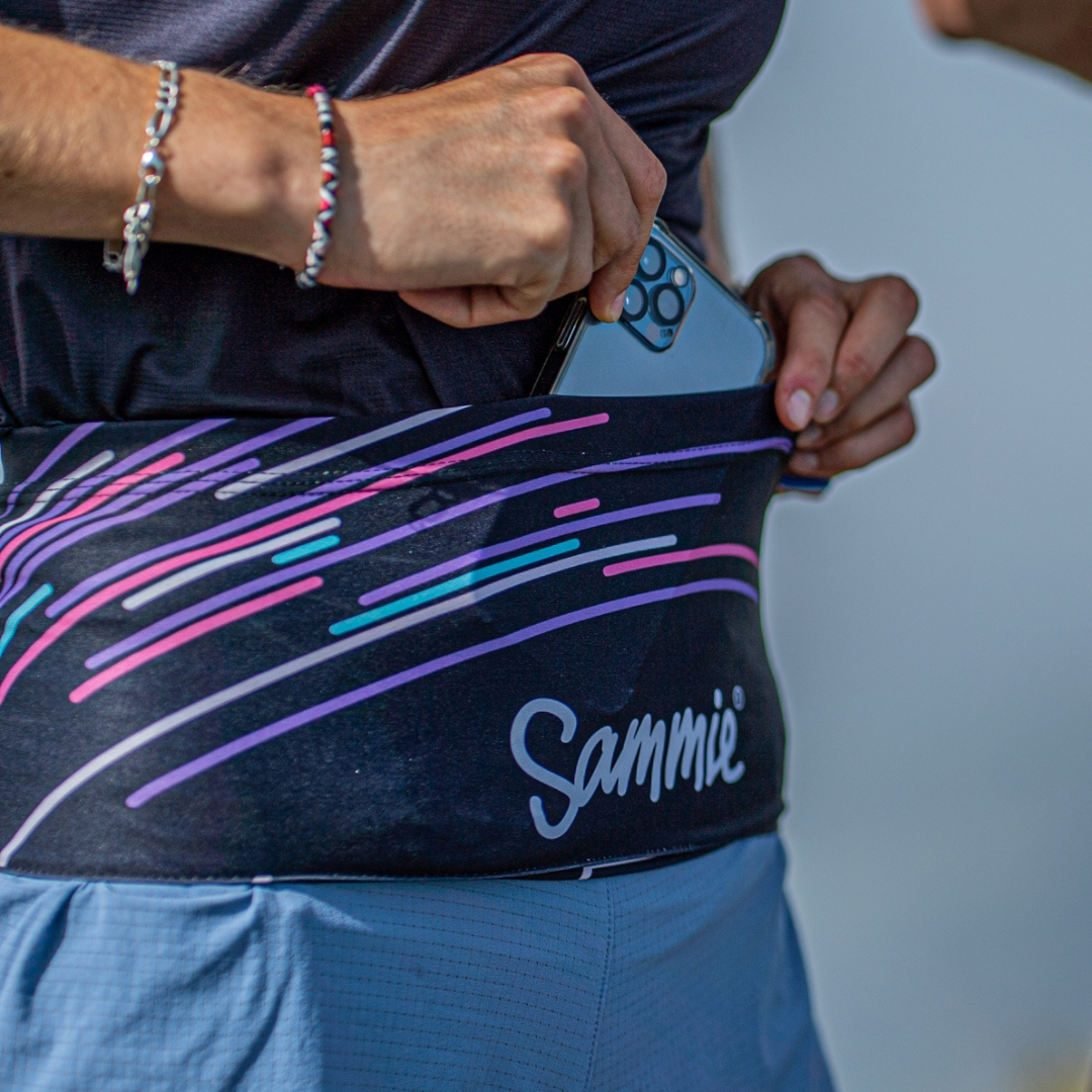 Une femme avec la ceinture de course à pied sammie et le porte clés