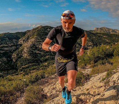 un ambassadeur qui porte une ceinture de running sammie