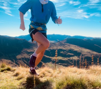 femme qui court en montagne avec la ceinture de running sammie V3