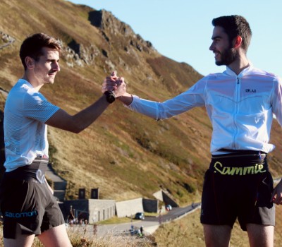 Deux traileurs qui portent la ceinture de running en se tapant dans la main