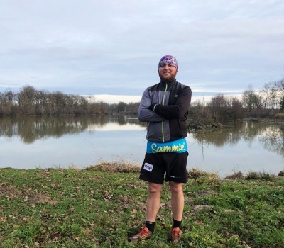 Un ambassadeur Sammie avec la ceinture de running au bord d'un lac 