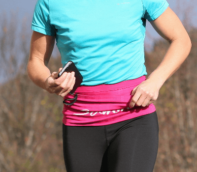 En plein run, une athlète récupère un accessoire dans sa ceinture ventrale Sammie